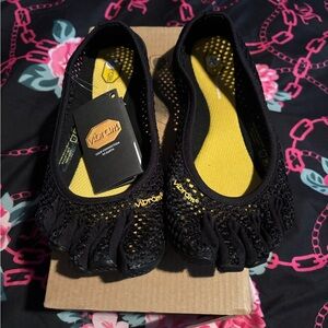 Vibram Women's Black and Yellow Flats